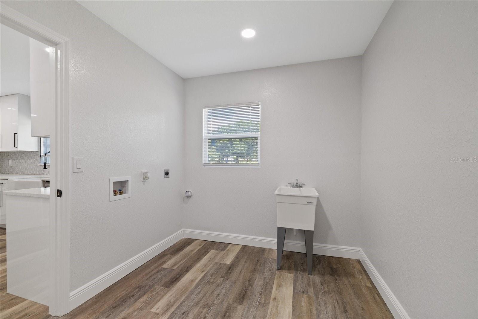 11002 RIVERVIEW DR — photo 16