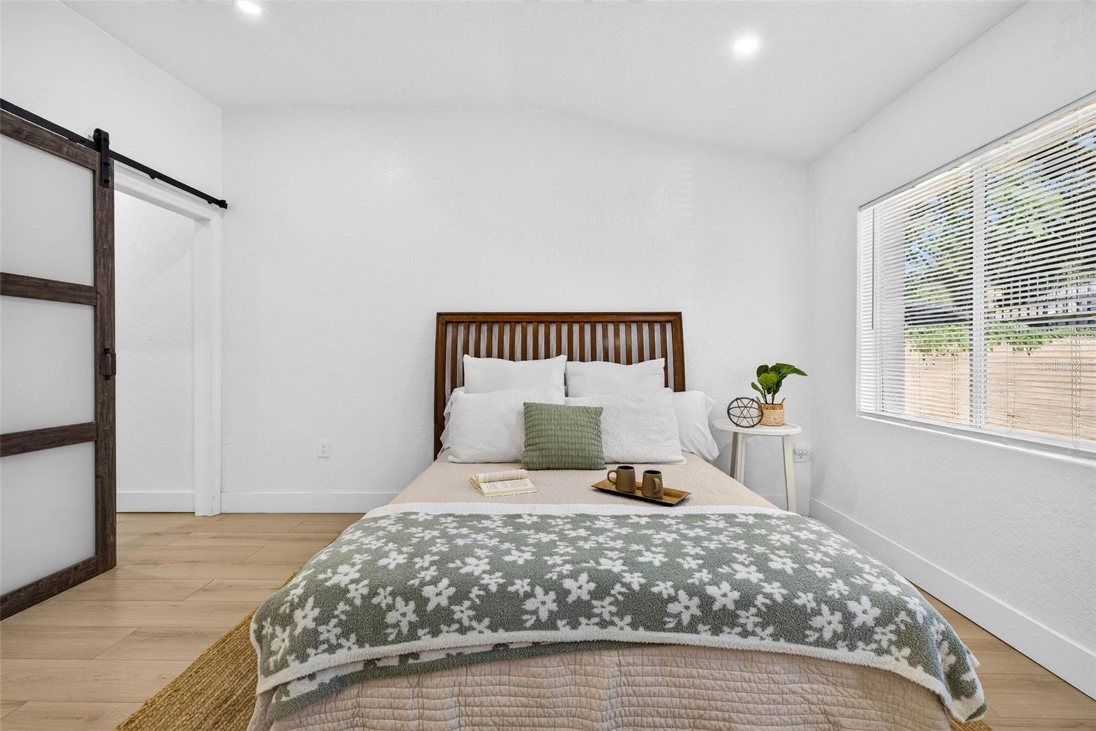 1407 E NORTH BAY ST — photo 31