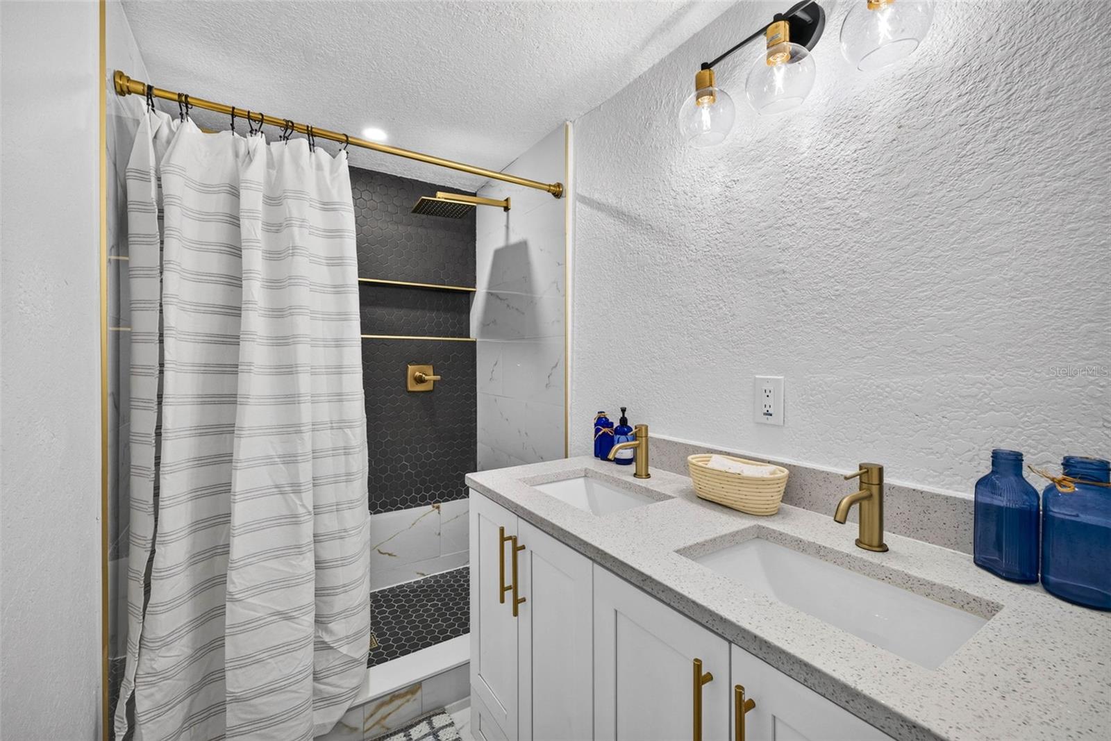 1407 E NORTH BAY ST — photo 39