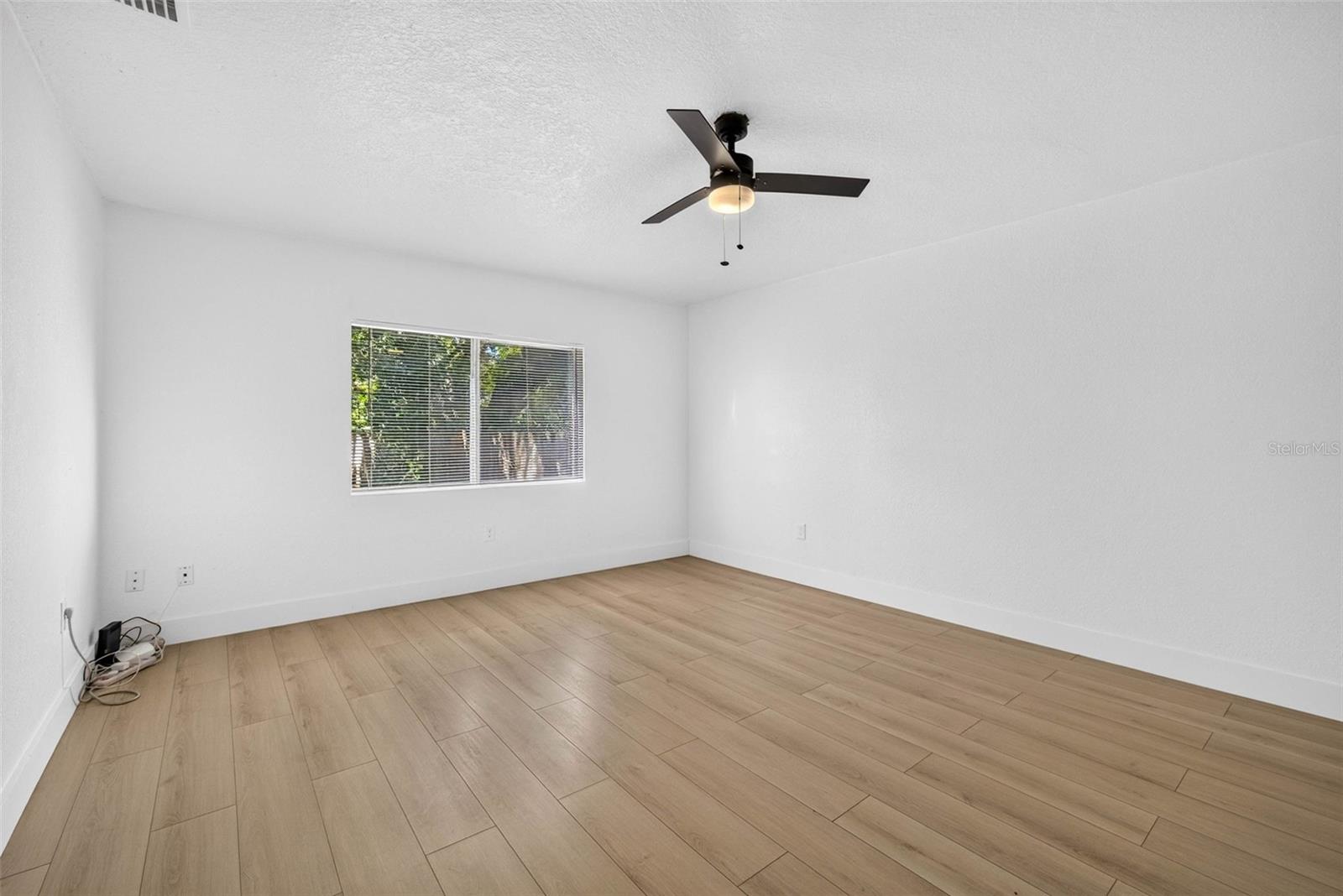 1407 E NORTH BAY ST — photo 24