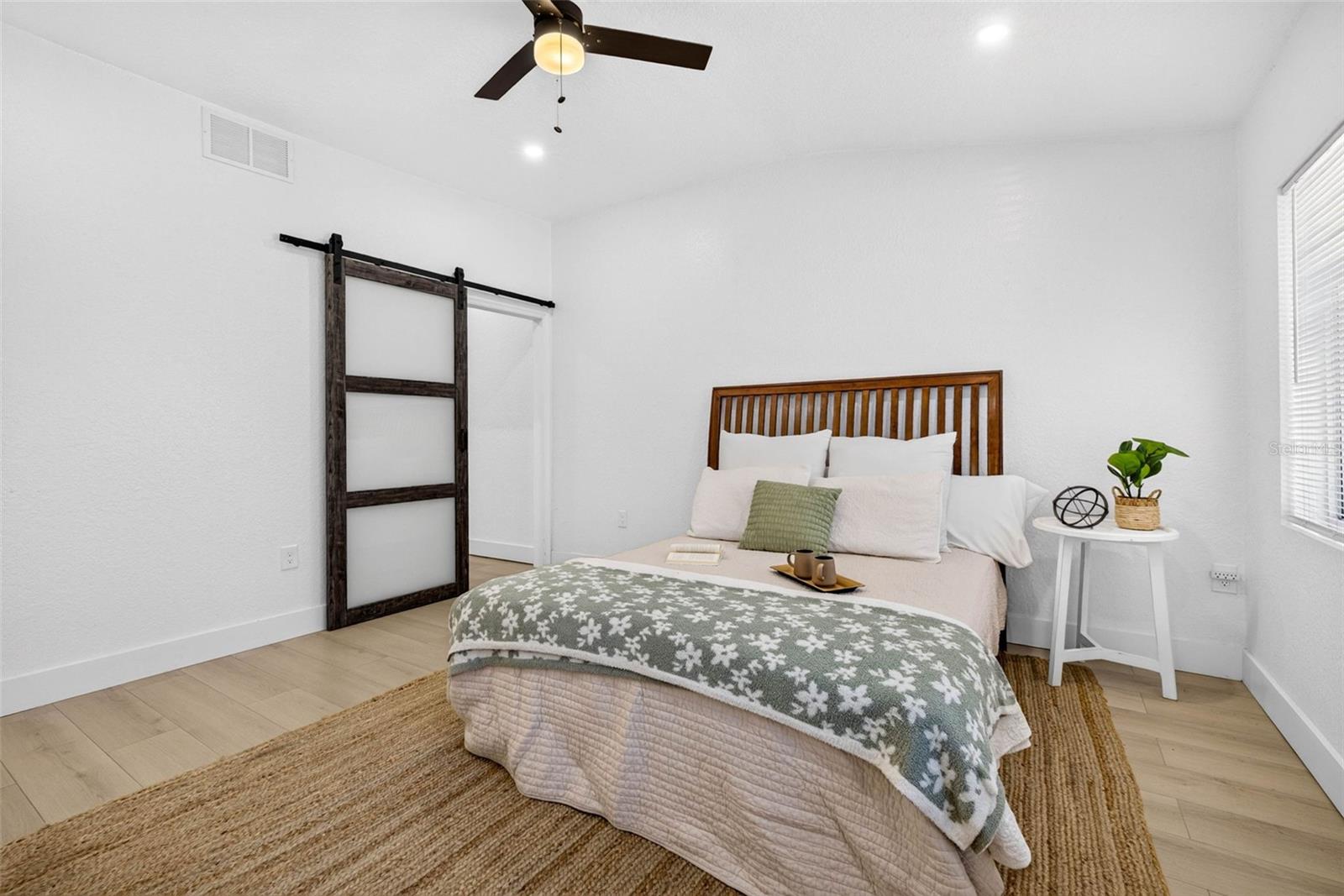 1407 E NORTH BAY ST — photo 33