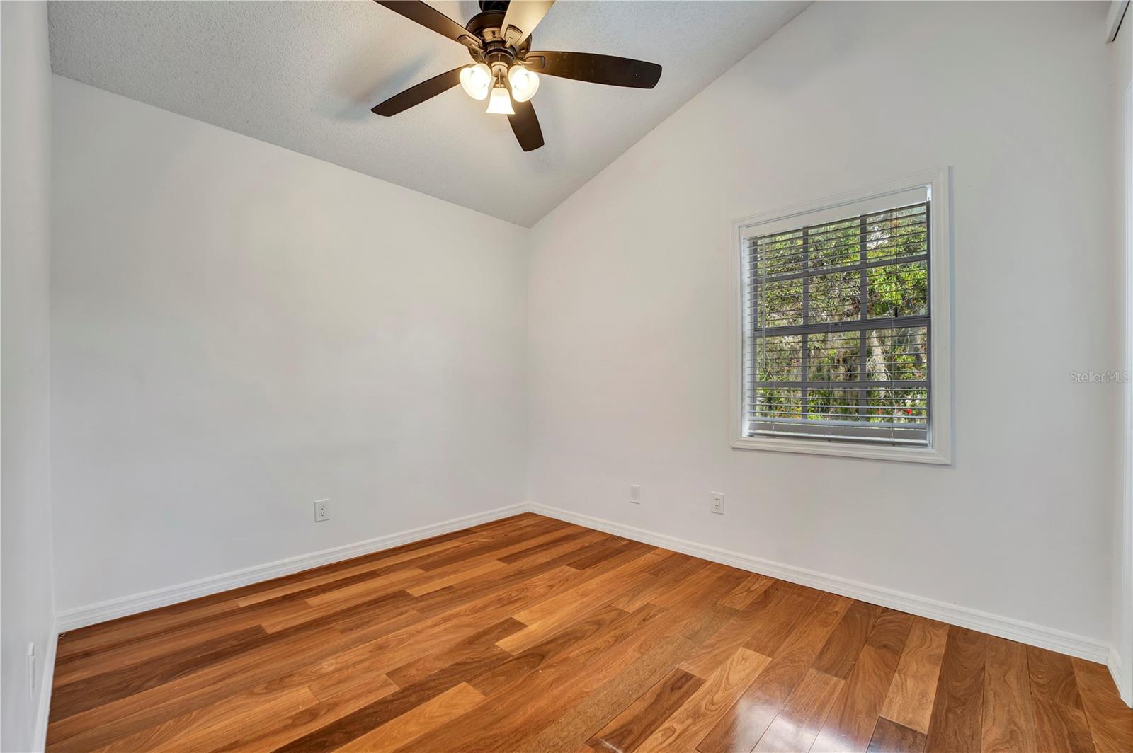 631 HARBOR AVE — photo 24