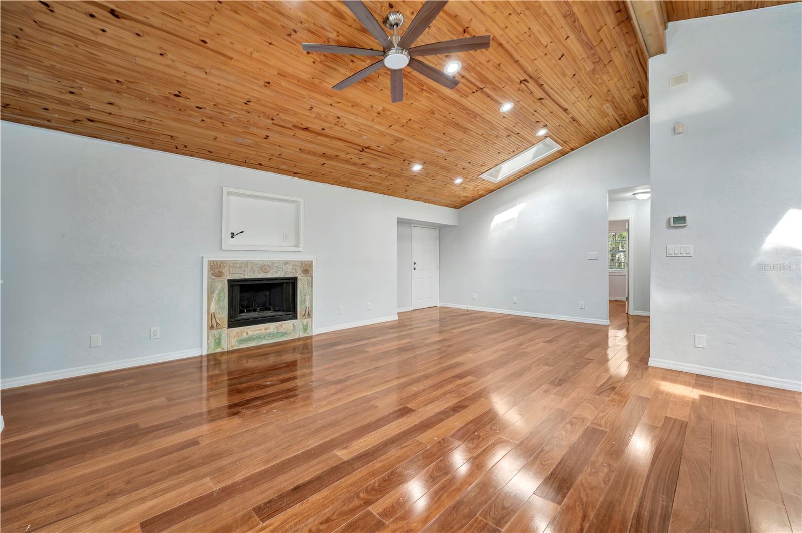 631 HARBOR AVE — photo 10