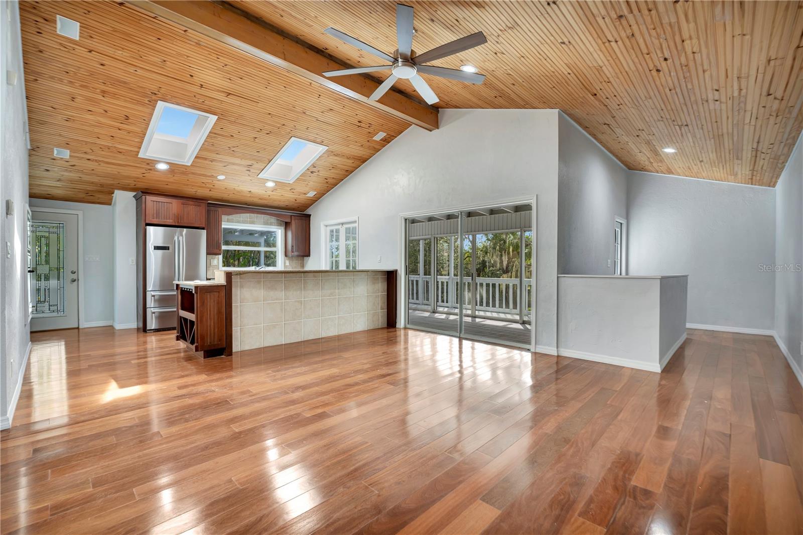 631 HARBOR AVE — photo 8