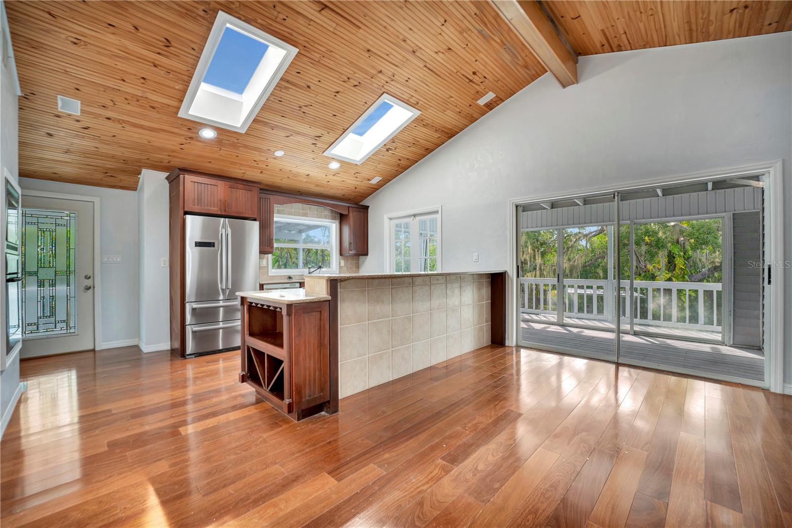 631 HARBOR AVE — photo 12