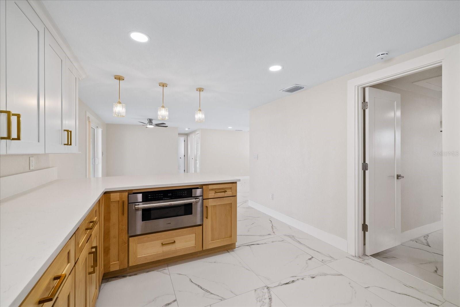 2229 ROSELAWN DR — photo 23