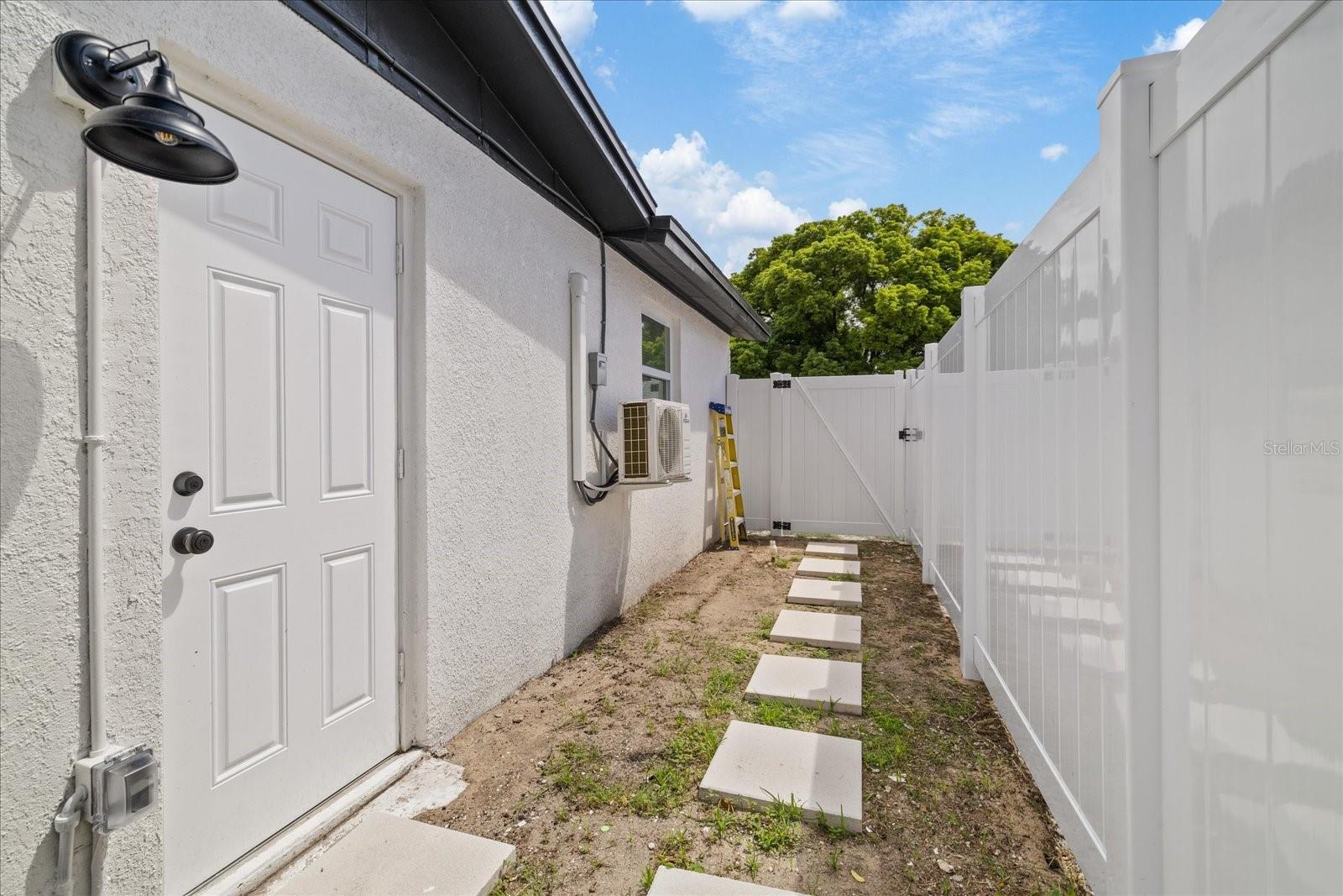 2229 ROSELAWN DR — photo 33