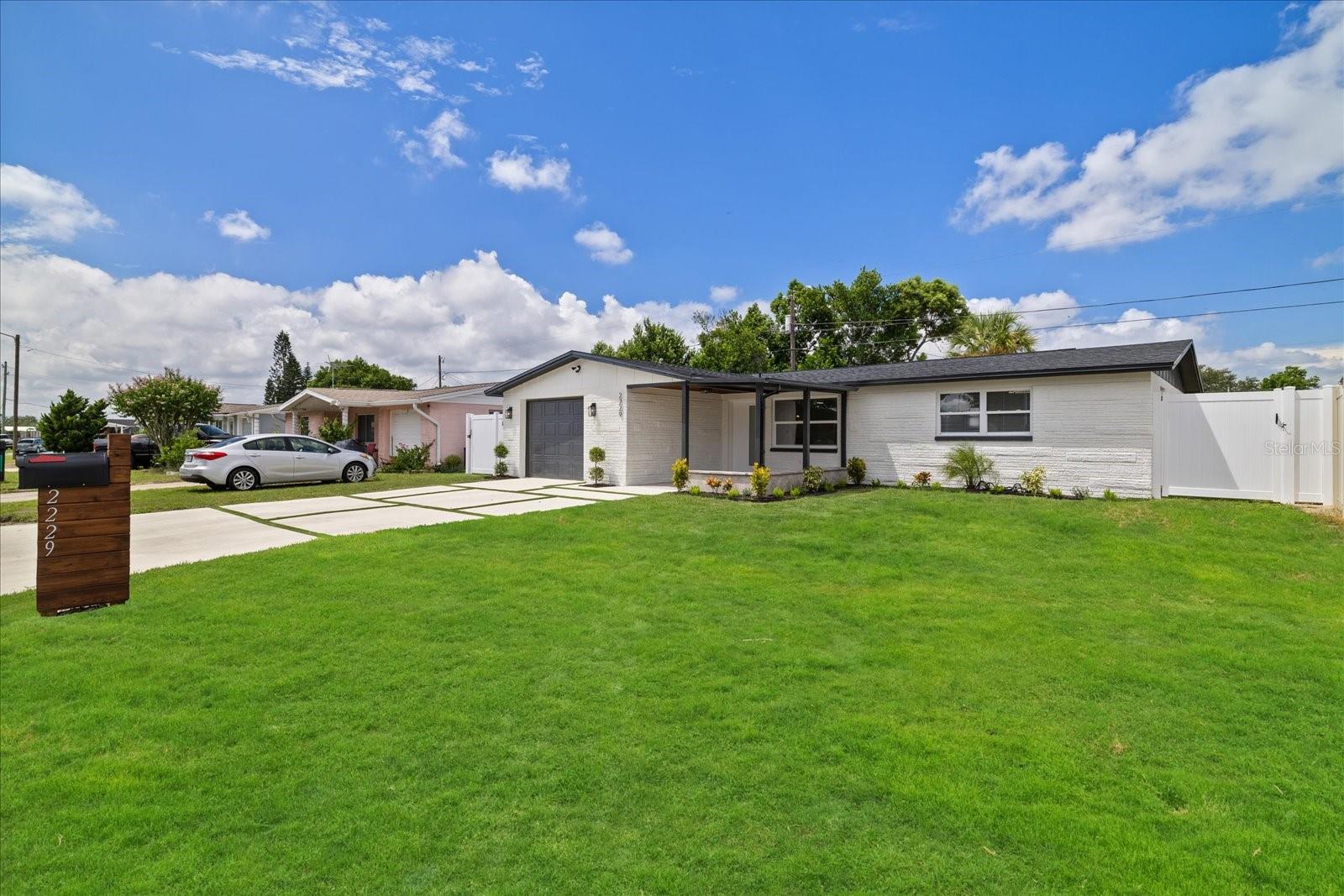2229 ROSELAWN DR — photo 4