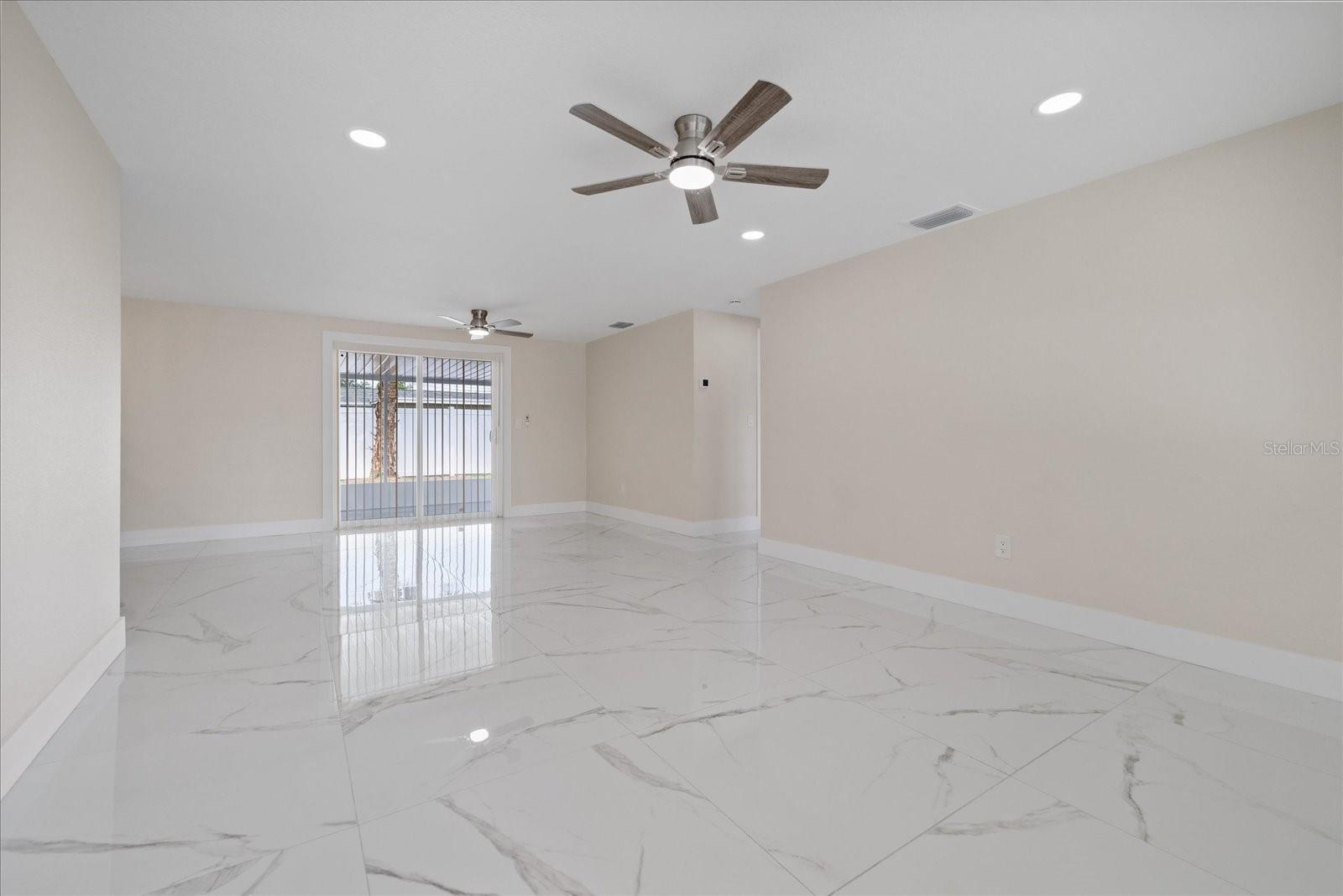 2229 ROSELAWN DR — photo 10