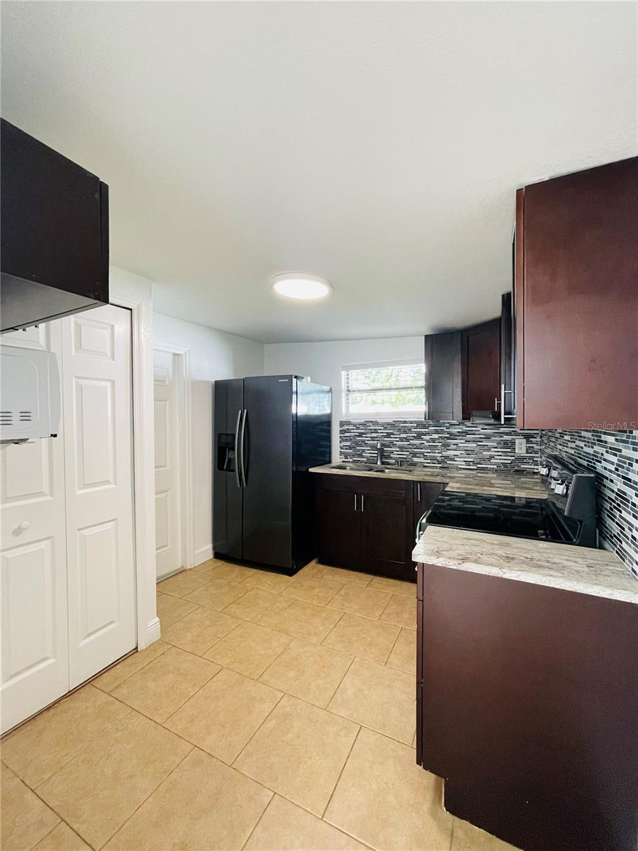 2307 W HAMILTON AVE — photo 8