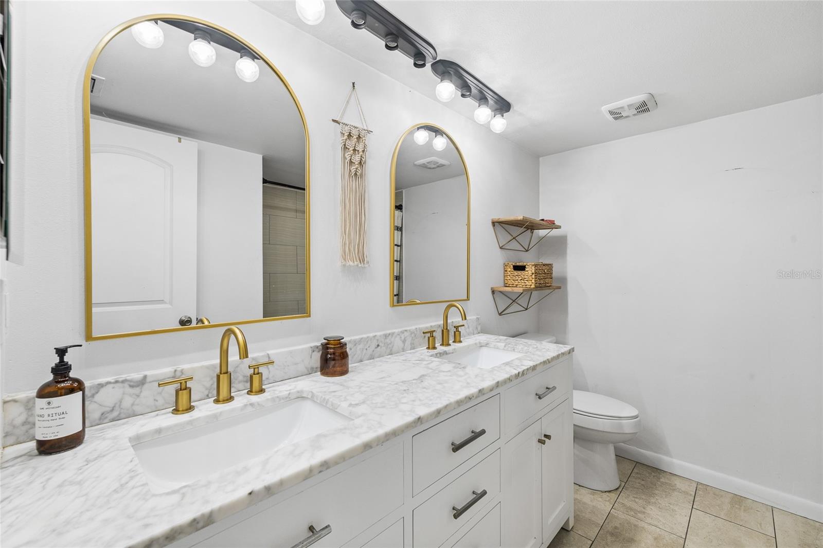 10908 GILLETTE AVE — photo 11