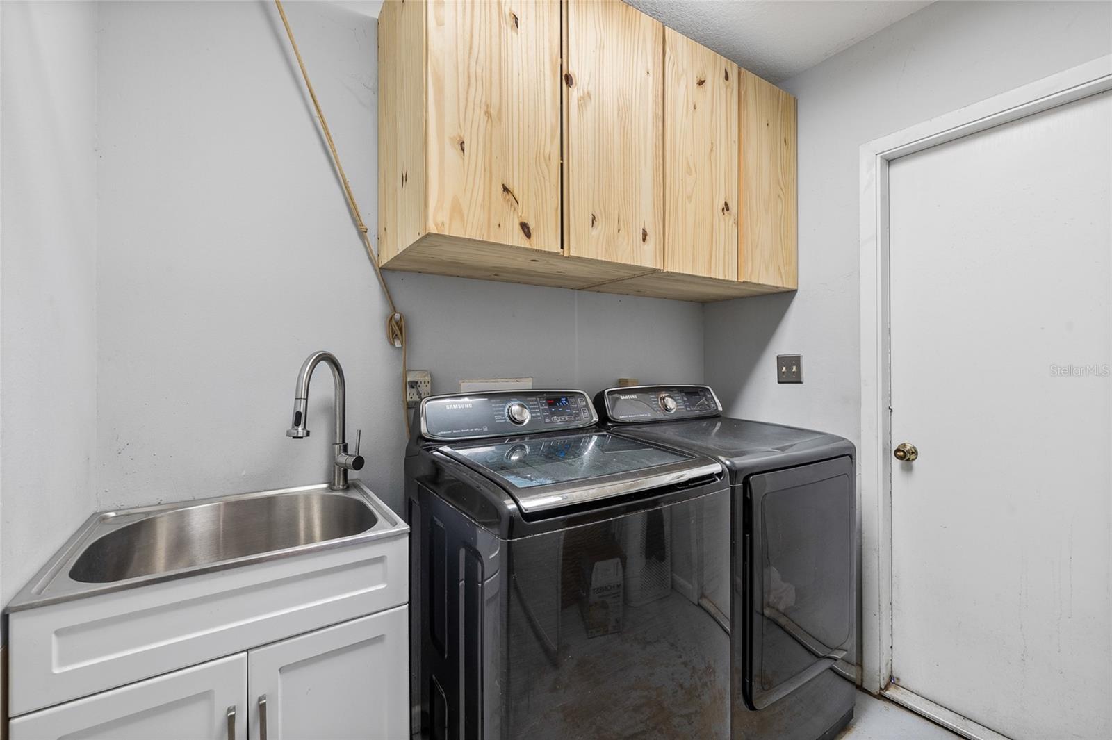 10908 GILLETTE AVE — photo 19