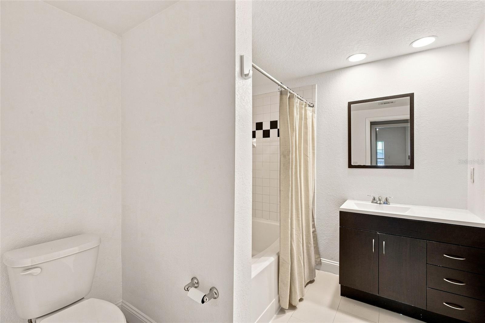 2410 W AZEELE ST #216 — photo 17