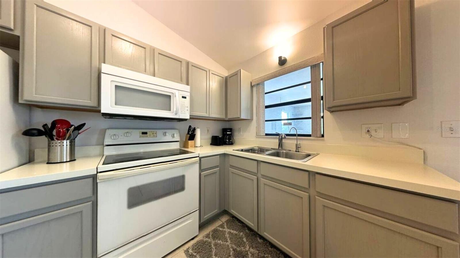 13248 HELM ST — photo 4