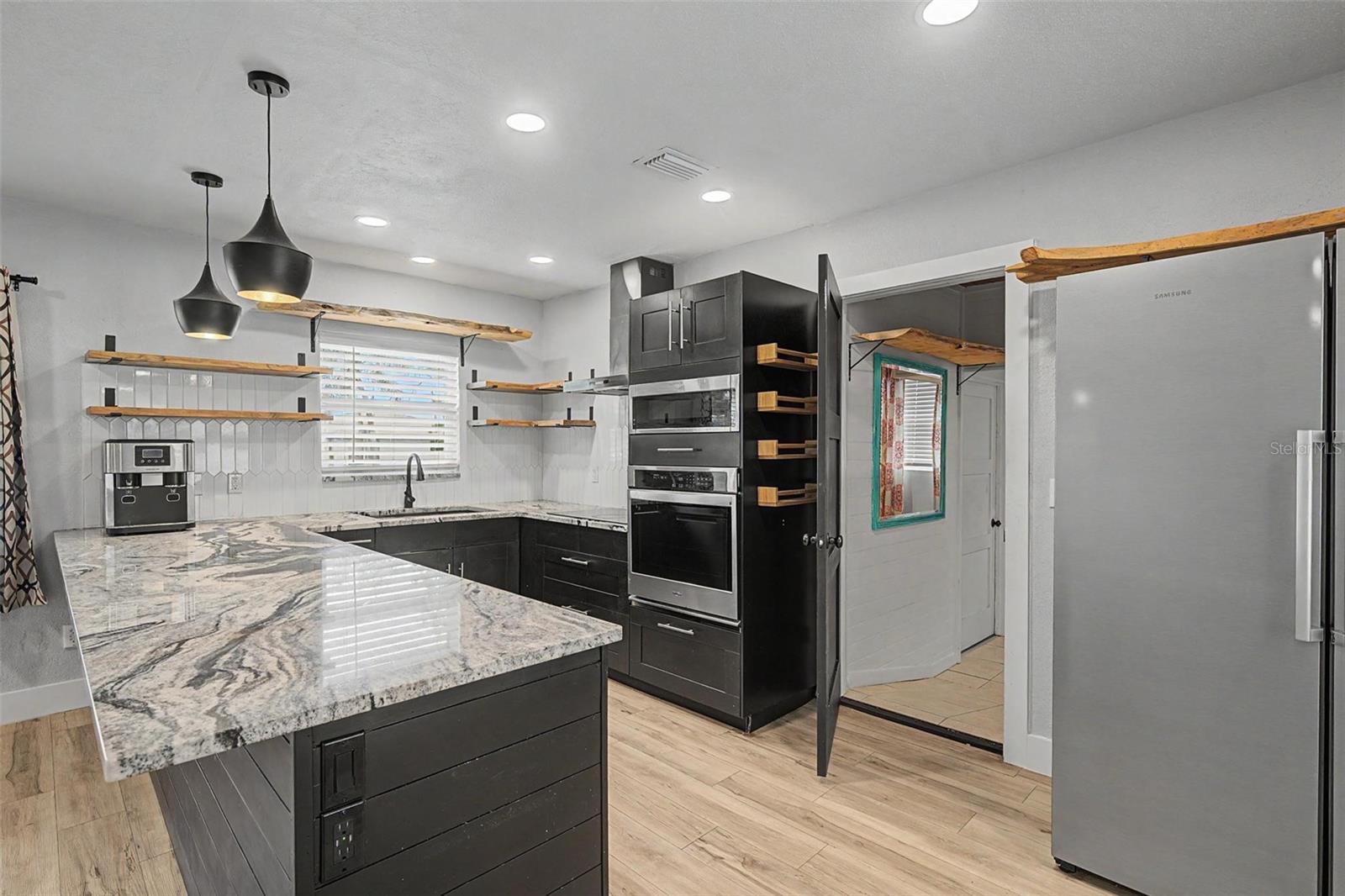 1304 PARKWOOD ST — photo 4