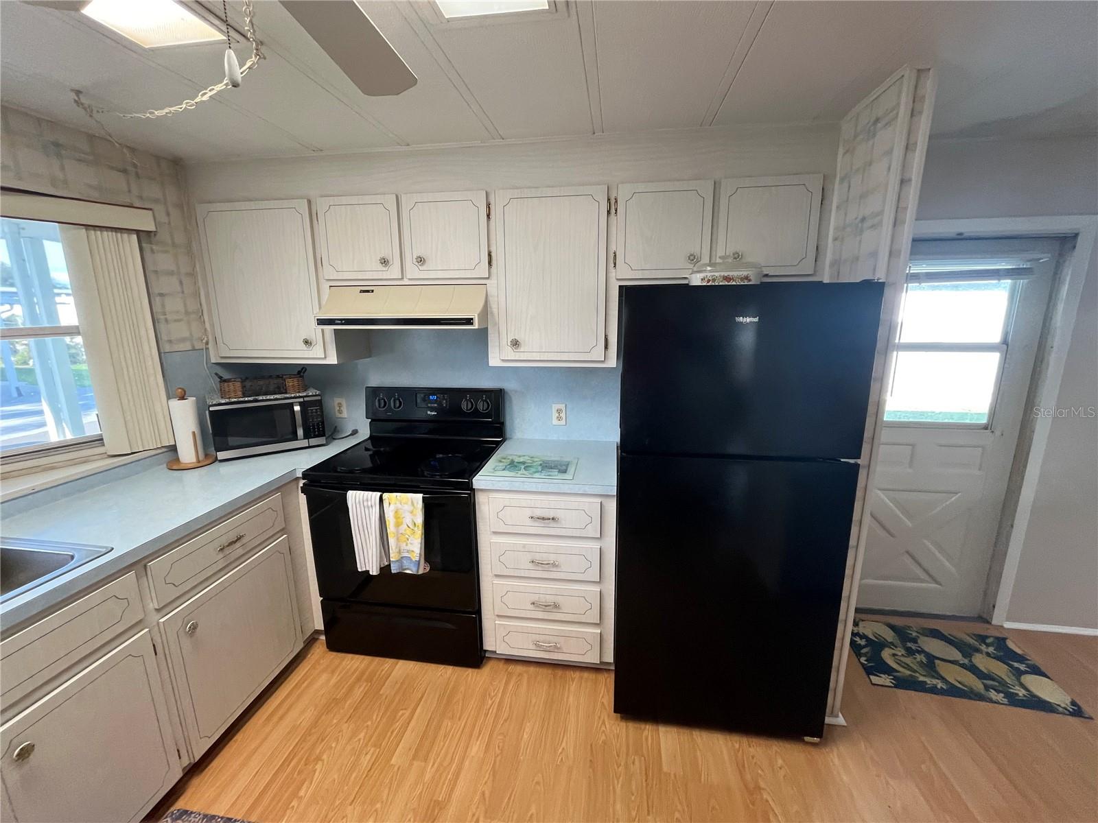 423 CERVINA DR — photo 16