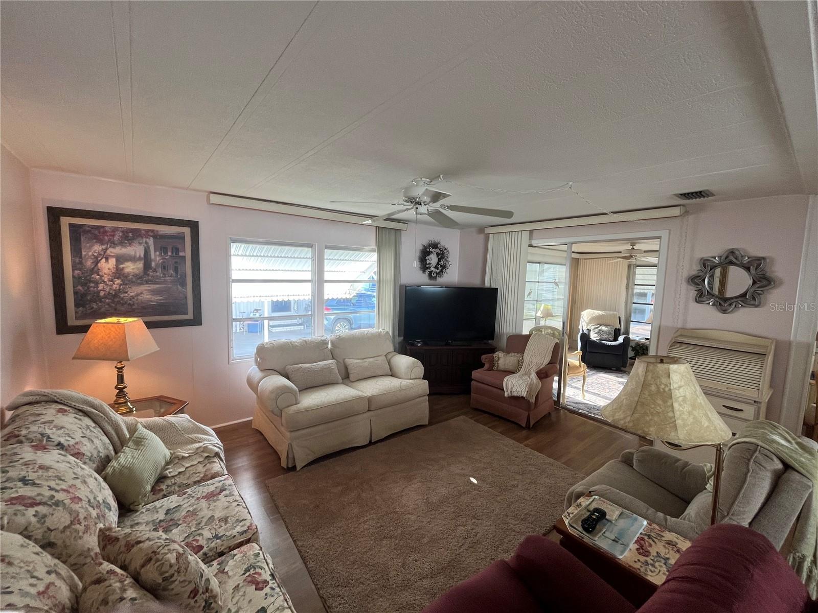 423 CERVINA DR — photo 10