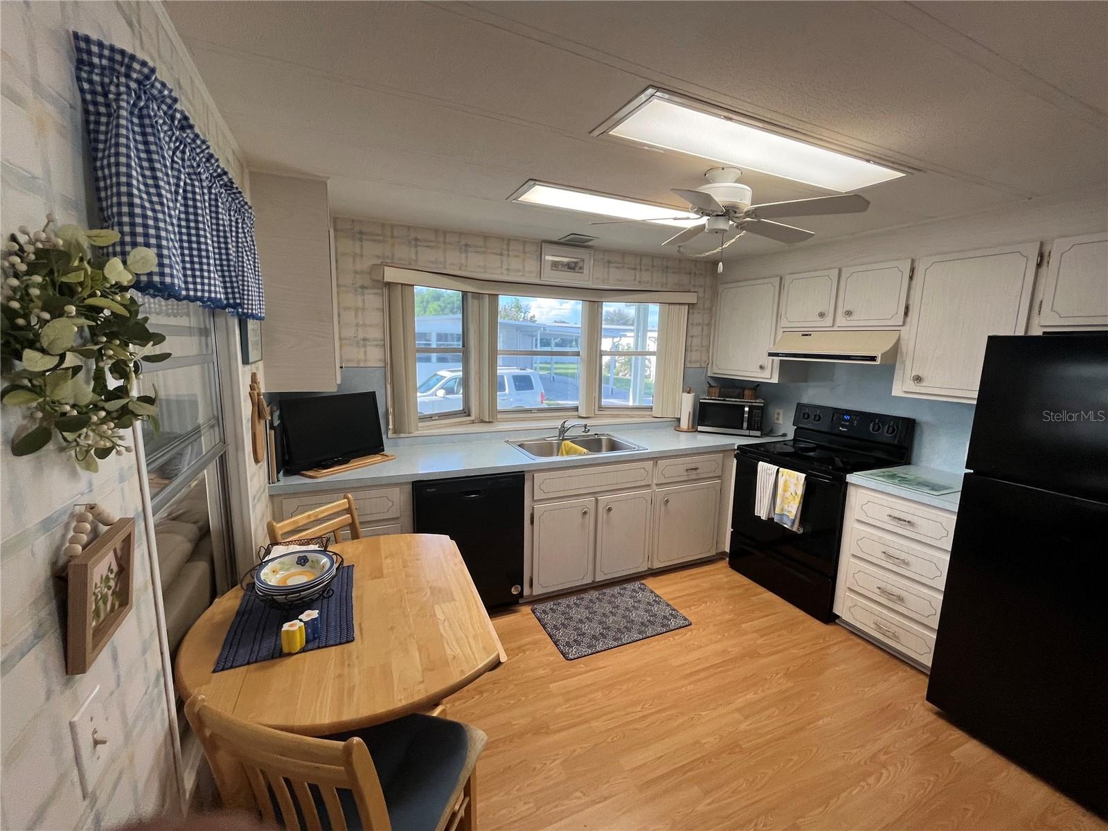 423 CERVINA DR — photo 15