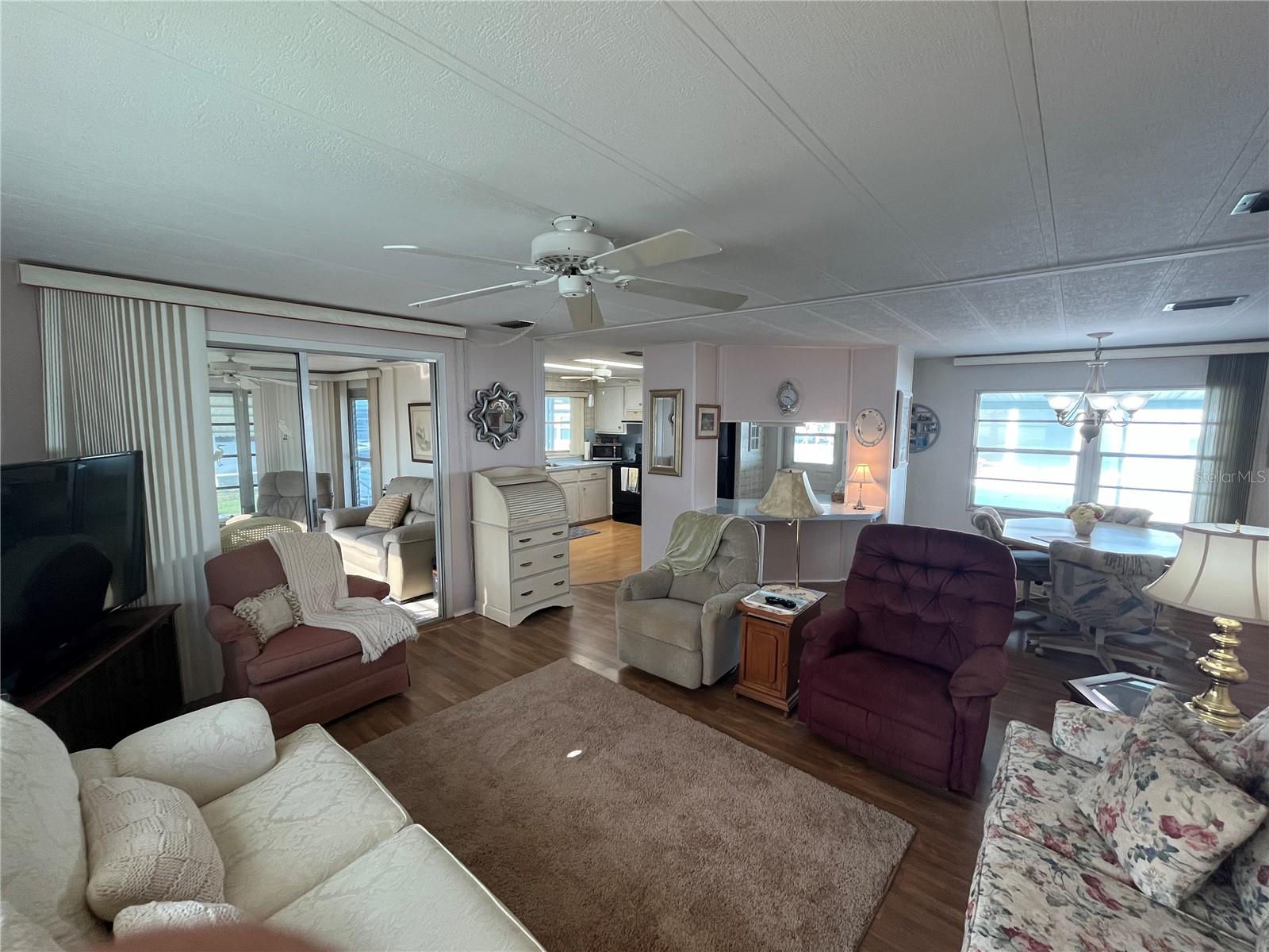 423 CERVINA DR — photo 8