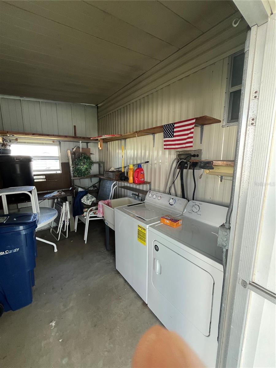 423 CERVINA DR — photo 37