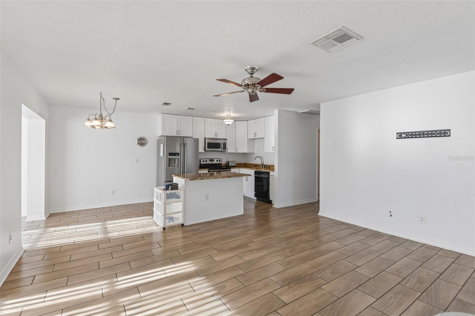 1907 CANTERBURY LN #4 — photo 4