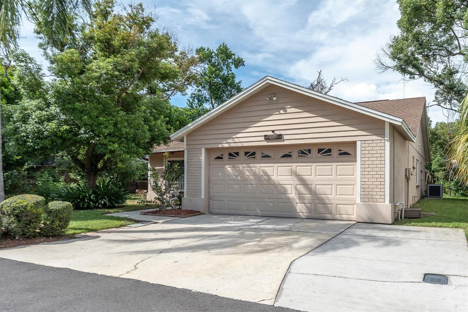 10833 LIVINGSTON DR — photo 35