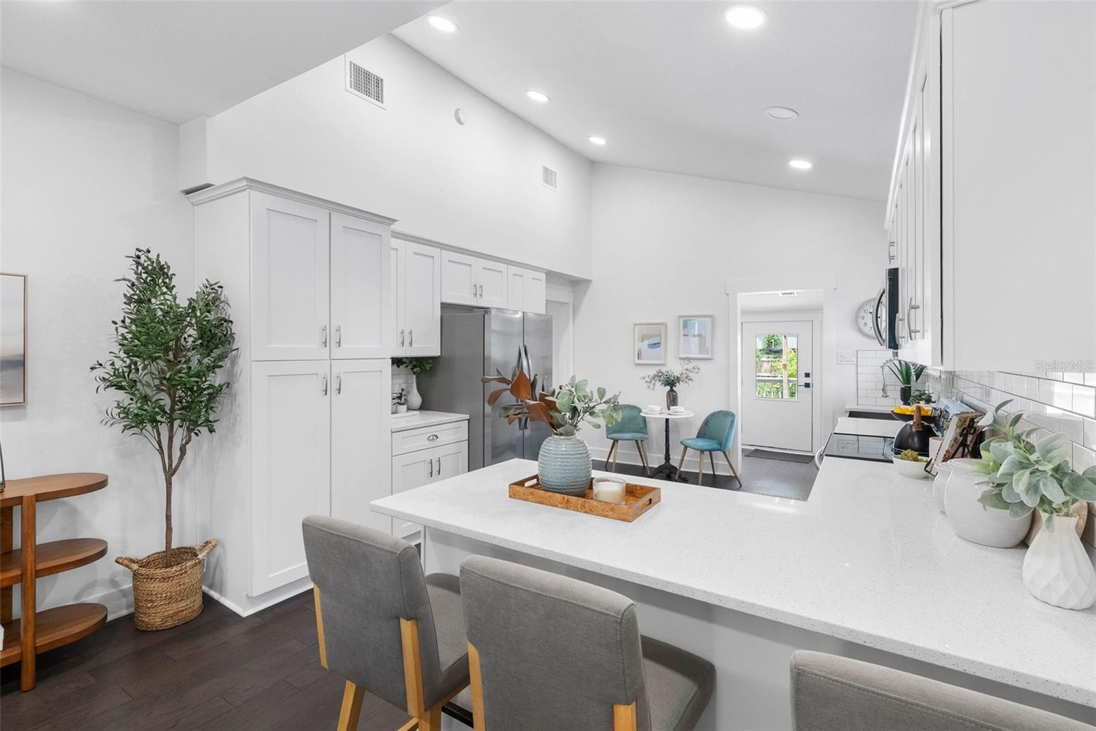 415 W AMELIA AVE — photo 2