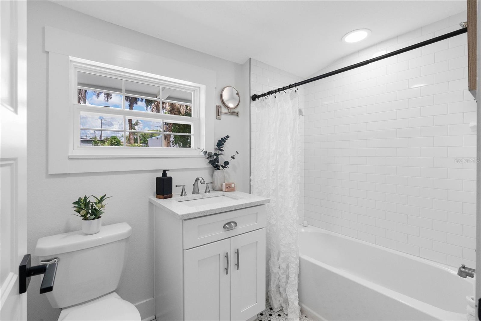 415 W AMELIA AVE — photo 18