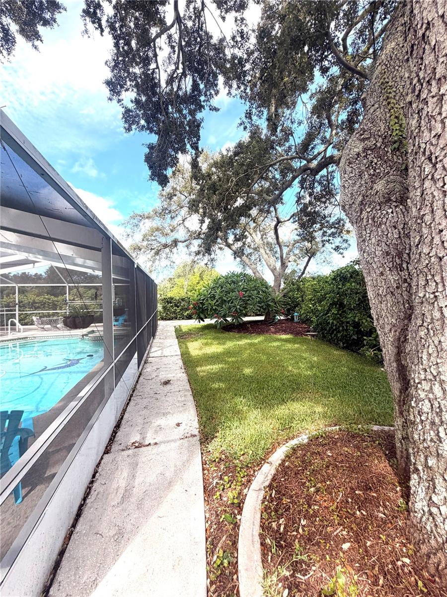 1521 FOXCROFT DR W — photo 30