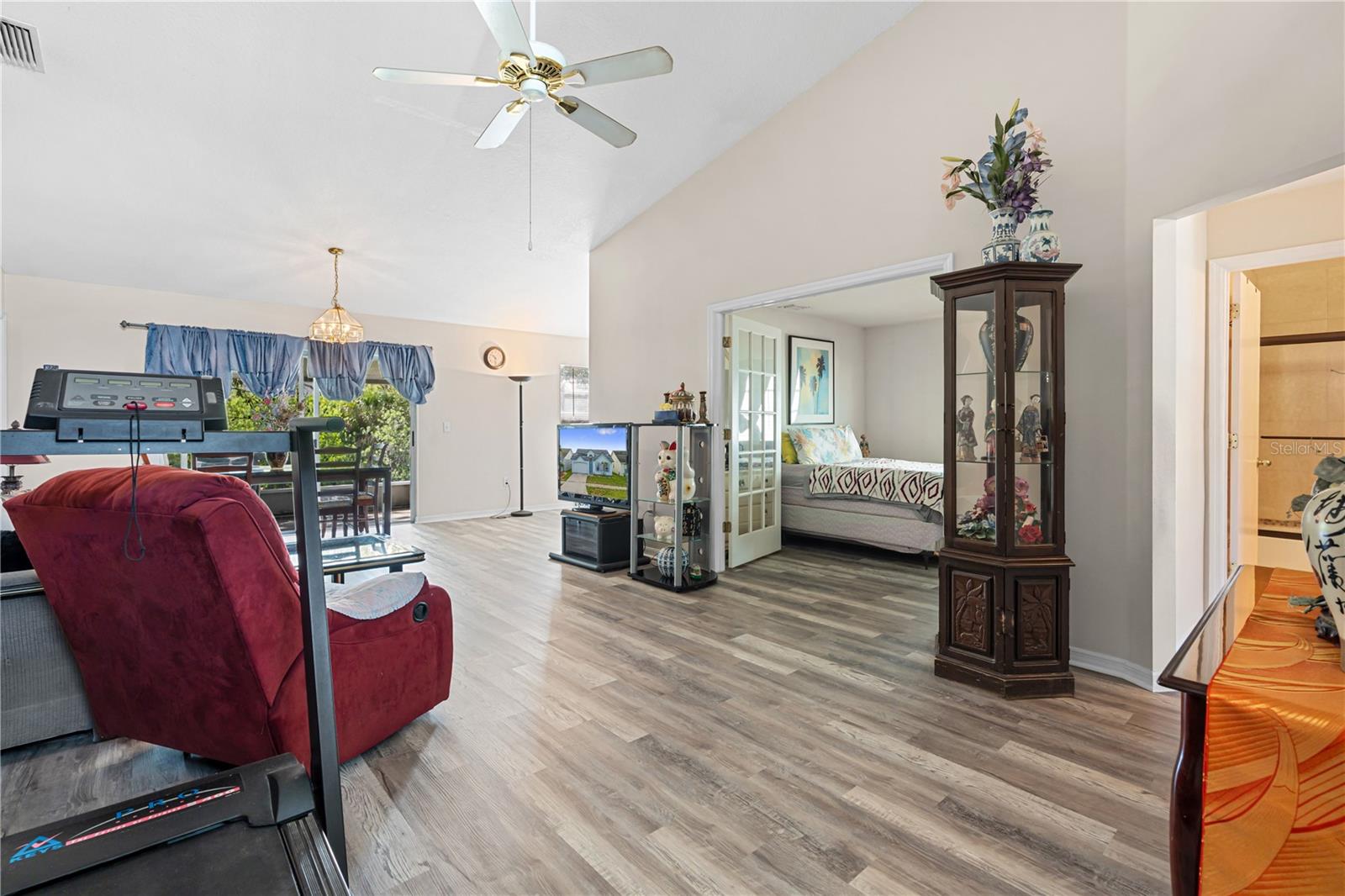 218 LOOKOUT DR — photo 7