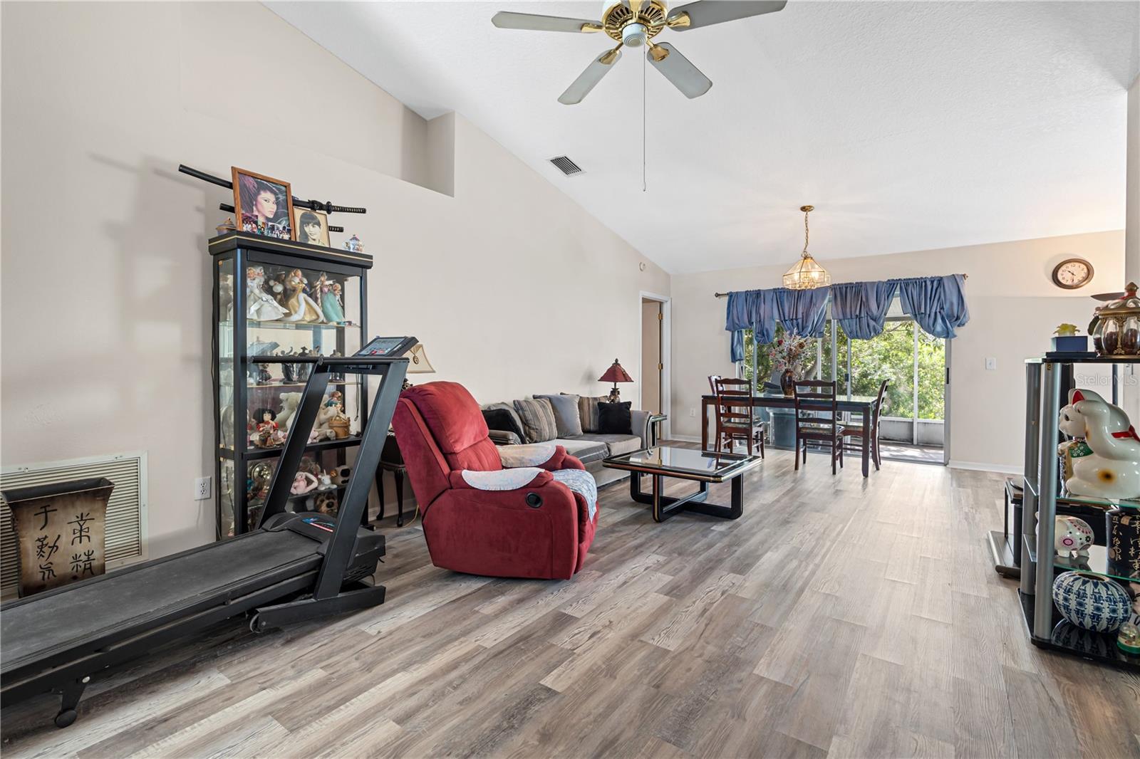218 LOOKOUT DR — photo 8