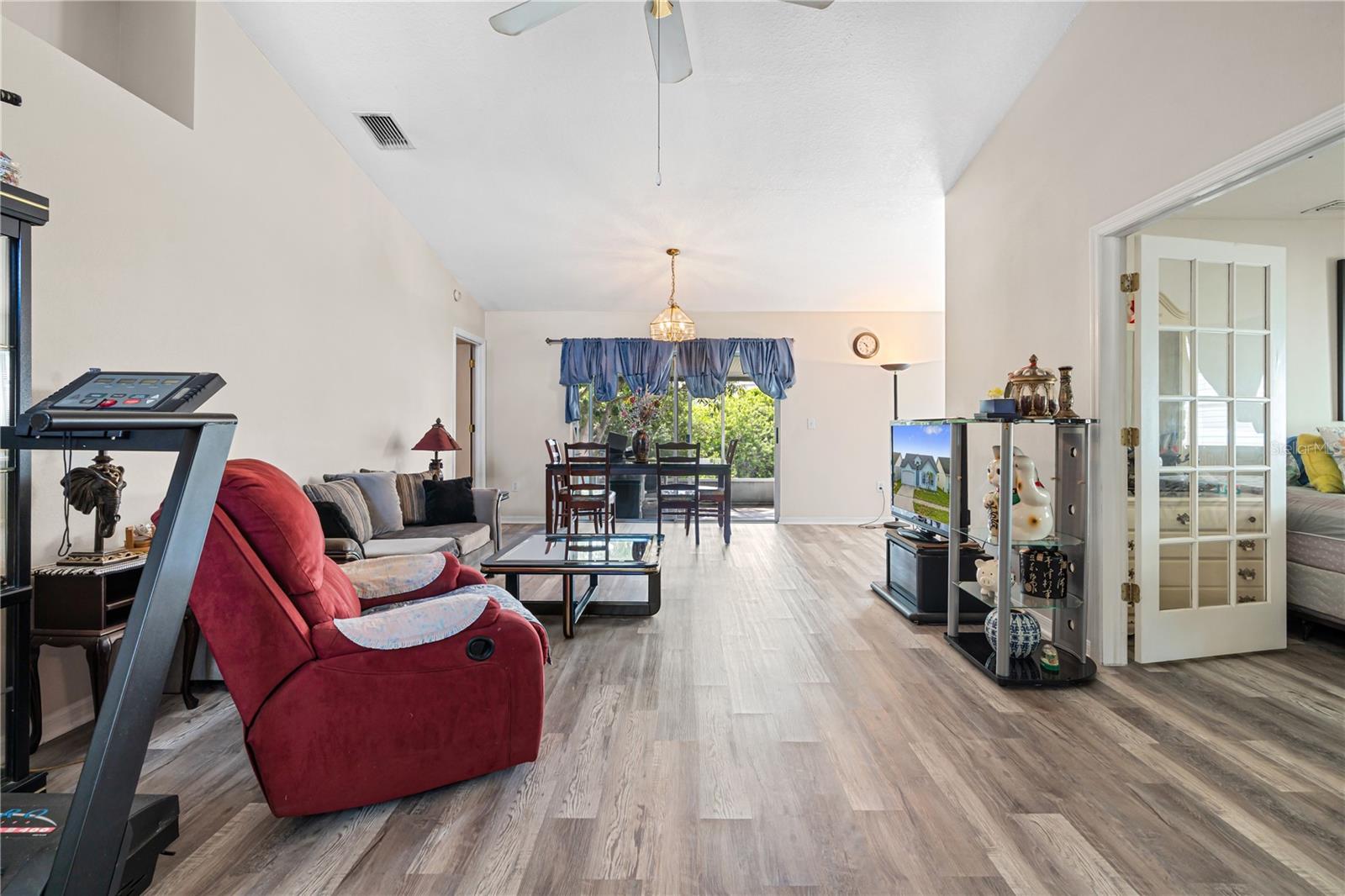 218 LOOKOUT DR — photo 6