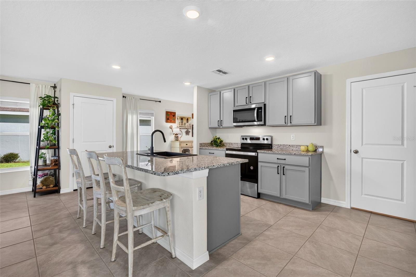 10137 CHARLOTTE DR — photo 8