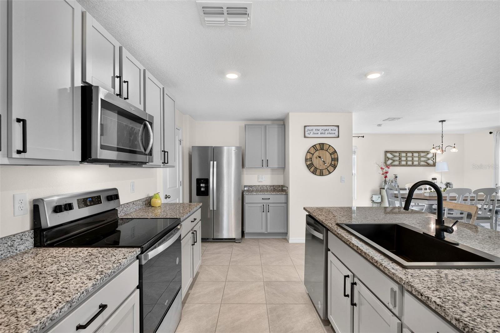10137 CHARLOTTE DR — photo 10