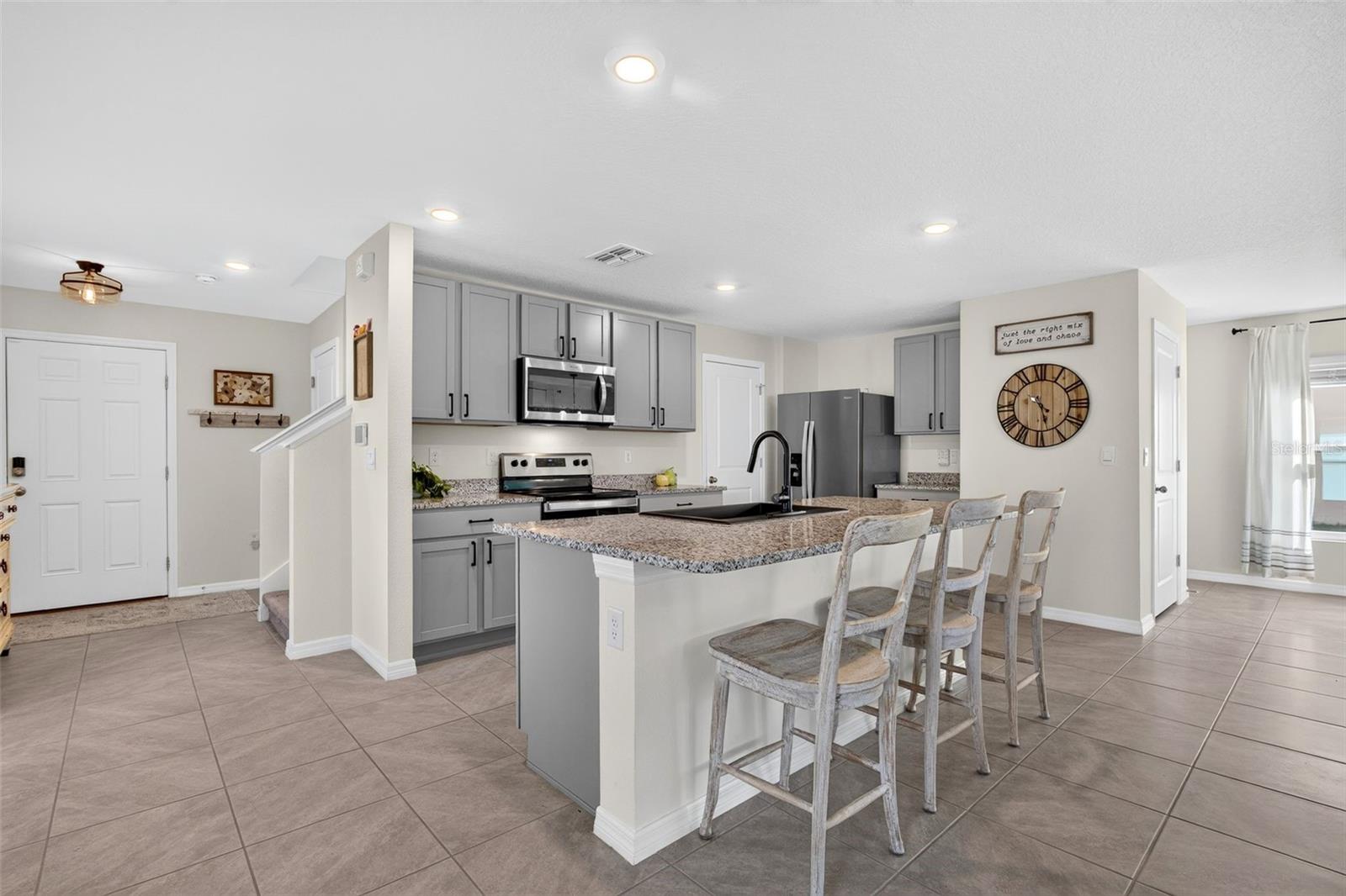 10137 CHARLOTTE DR — photo 5