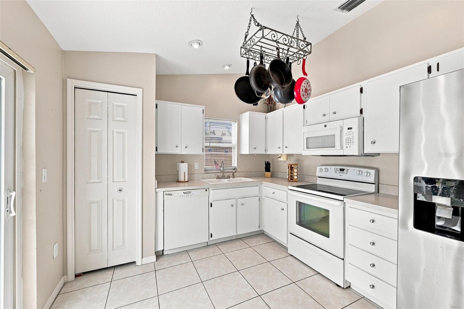 216 LOOKOUT DR — photo 14