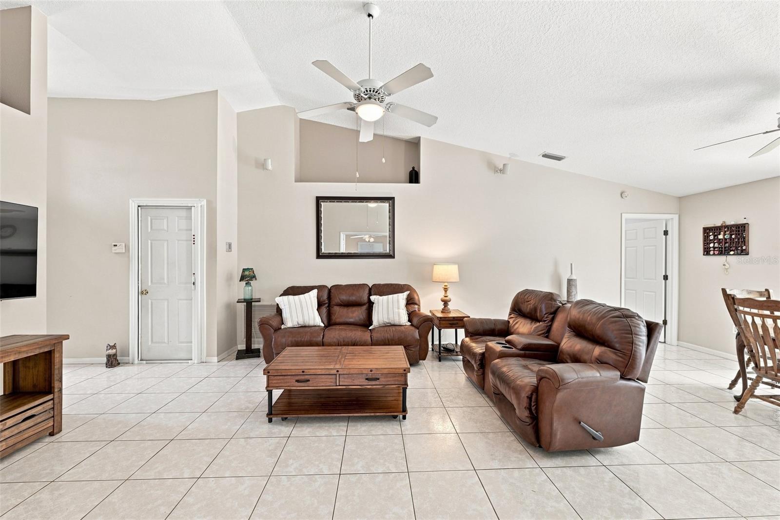 216 LOOKOUT DR — photo 6
