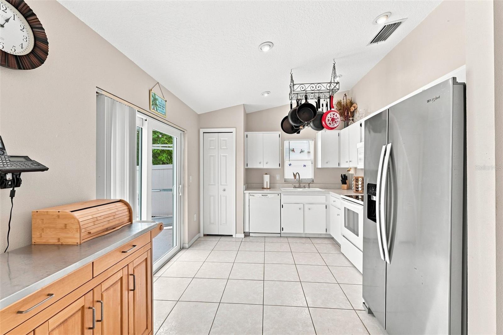 216 LOOKOUT DR — photo 13