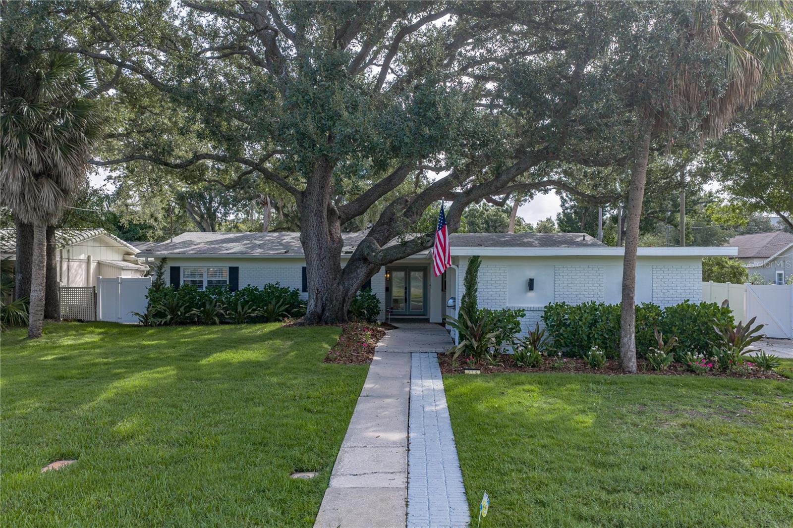 214 S TREASURE DR — photo 78