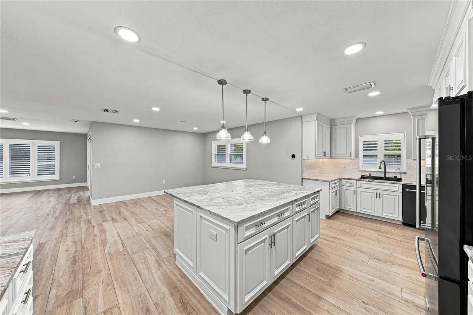 214 S TREASURE DR — photo 16