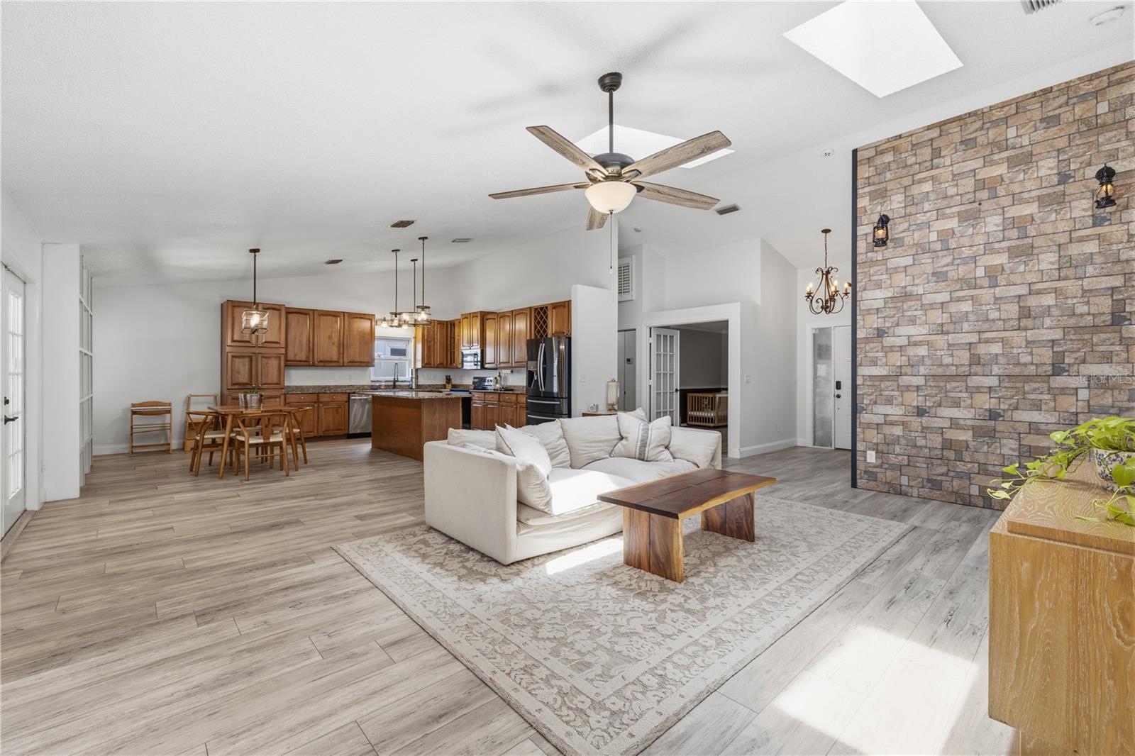 1570 CLUB DR — photo 4