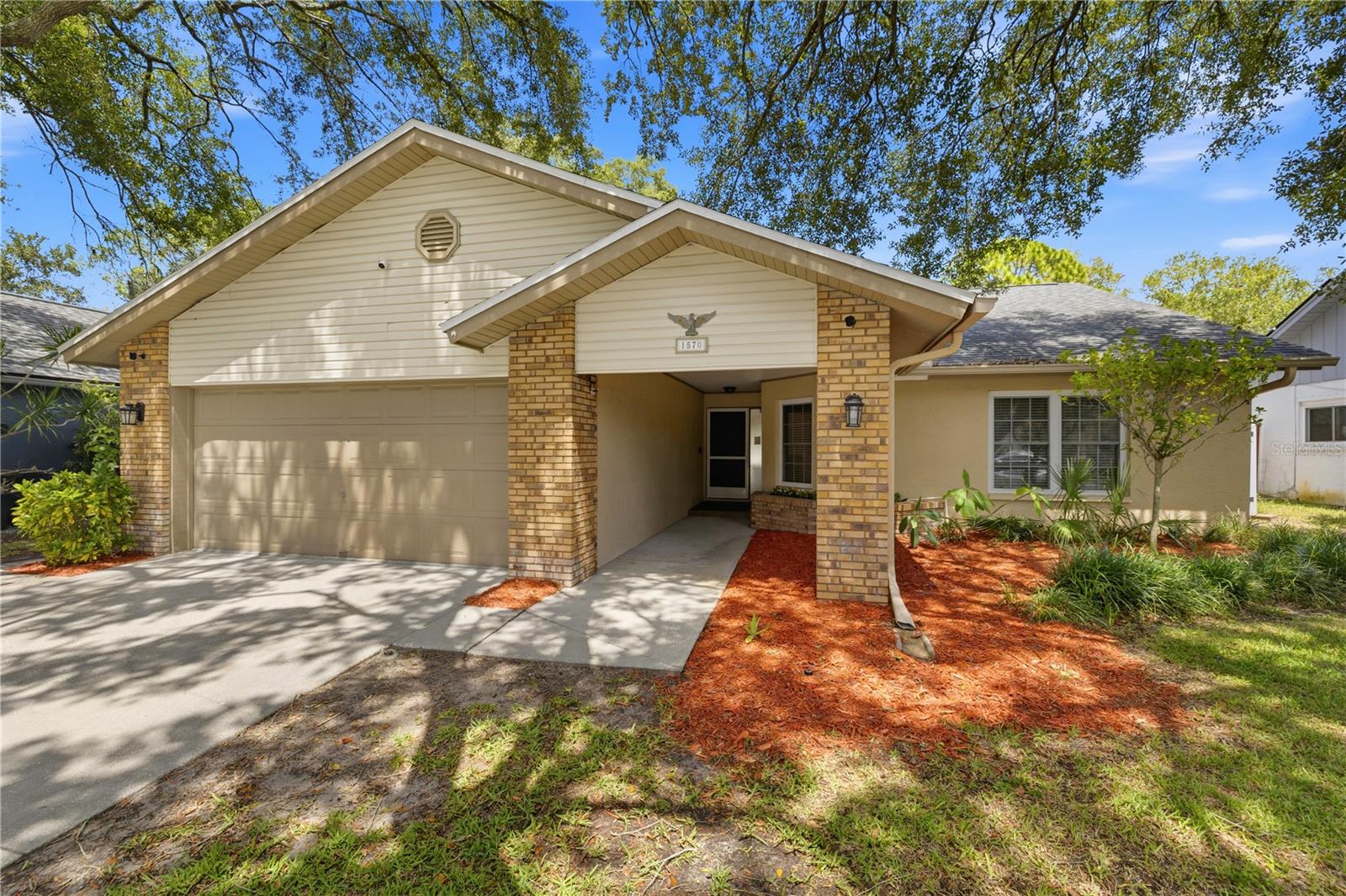 1570 CLUB DR — photo 2