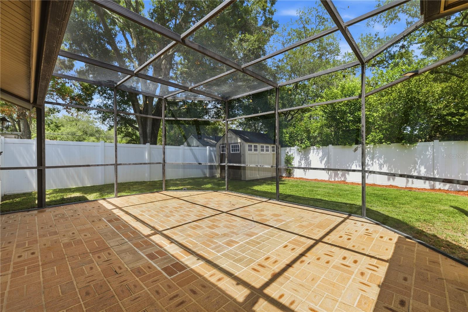 1570 CLUB DR — photo 25