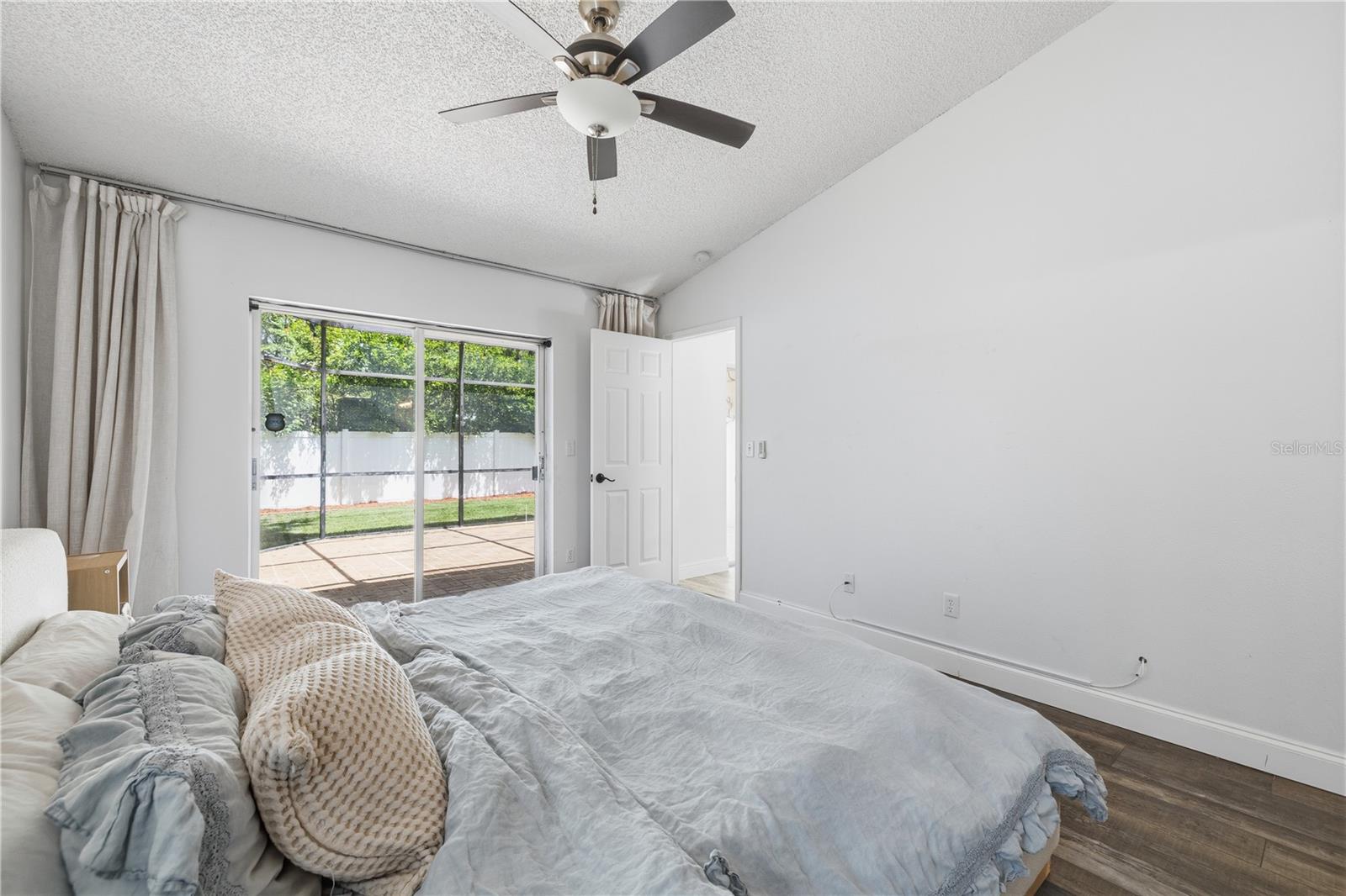1570 CLUB DR — photo 11