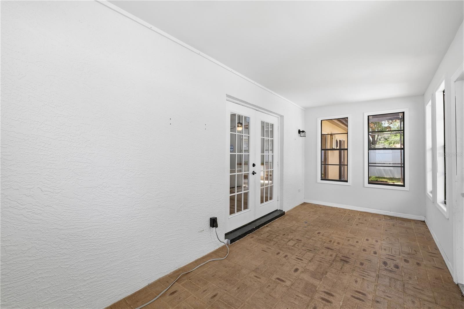 1570 CLUB DR — photo 24