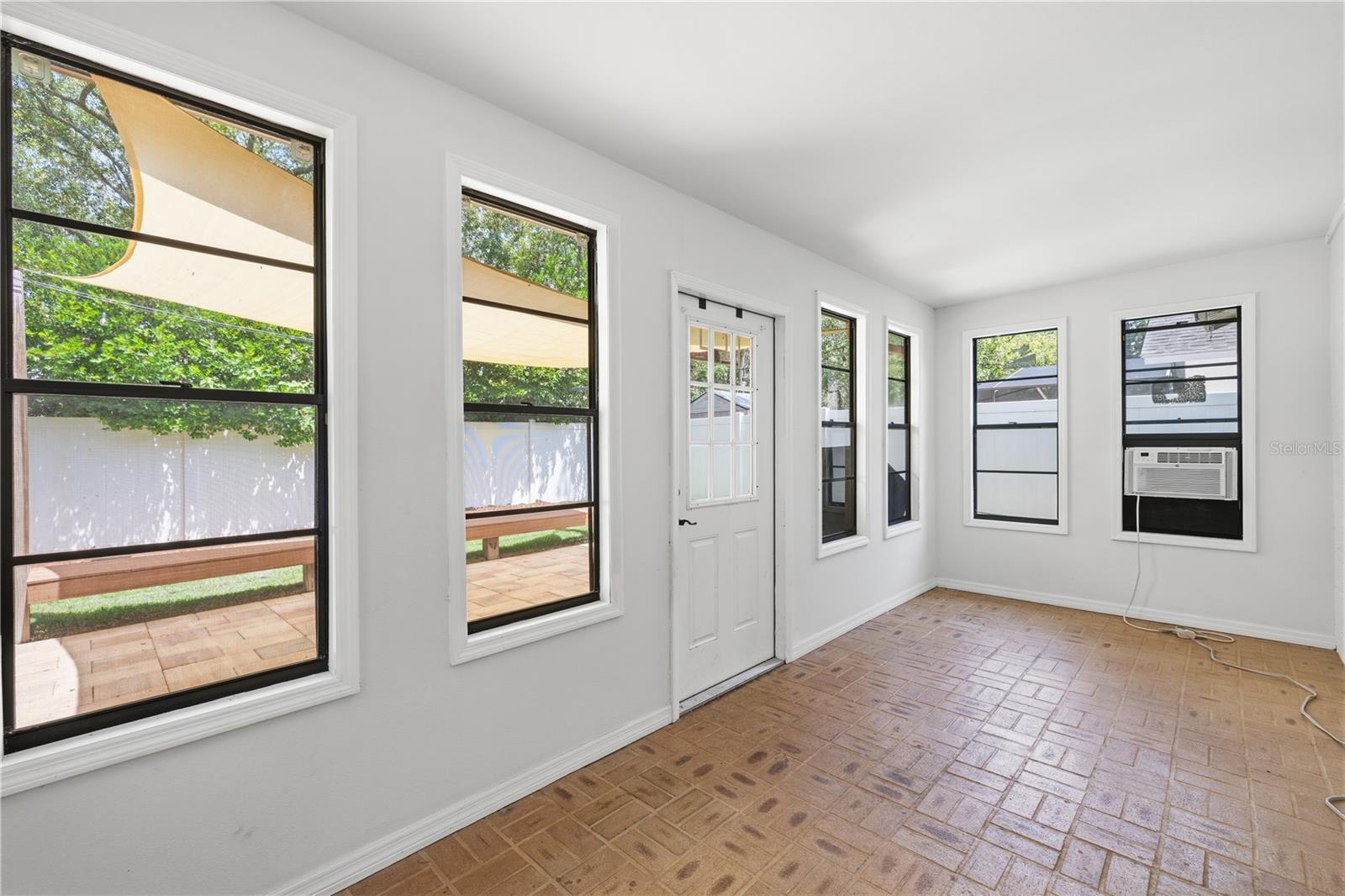 1570 CLUB DR — photo 23