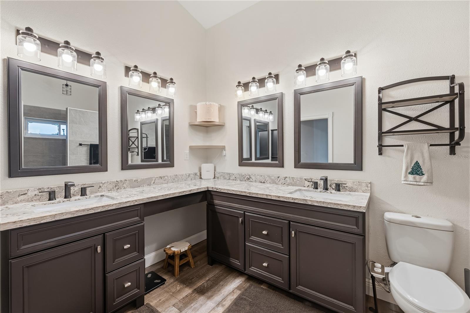 1570 CLUB DR — photo 13