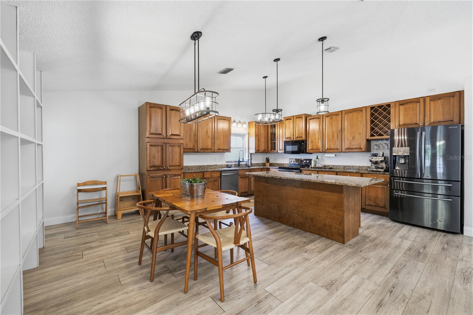 1570 CLUB DR — photo 6