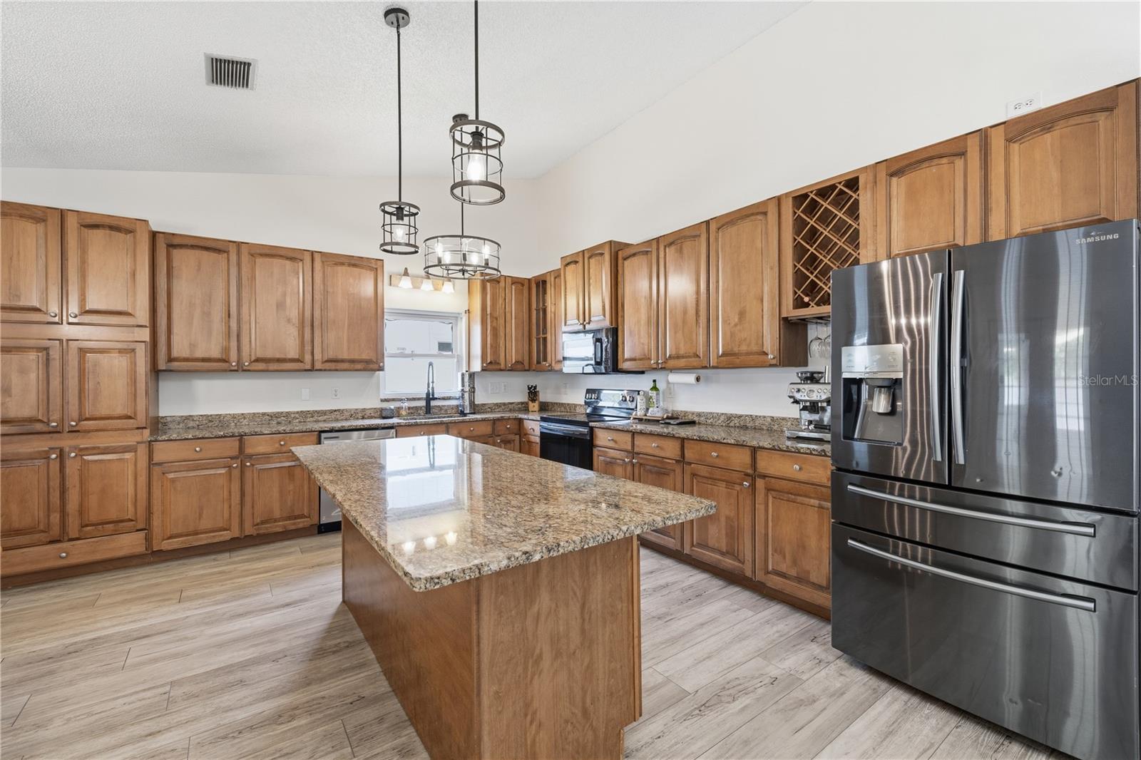 1570 CLUB DR — photo 8