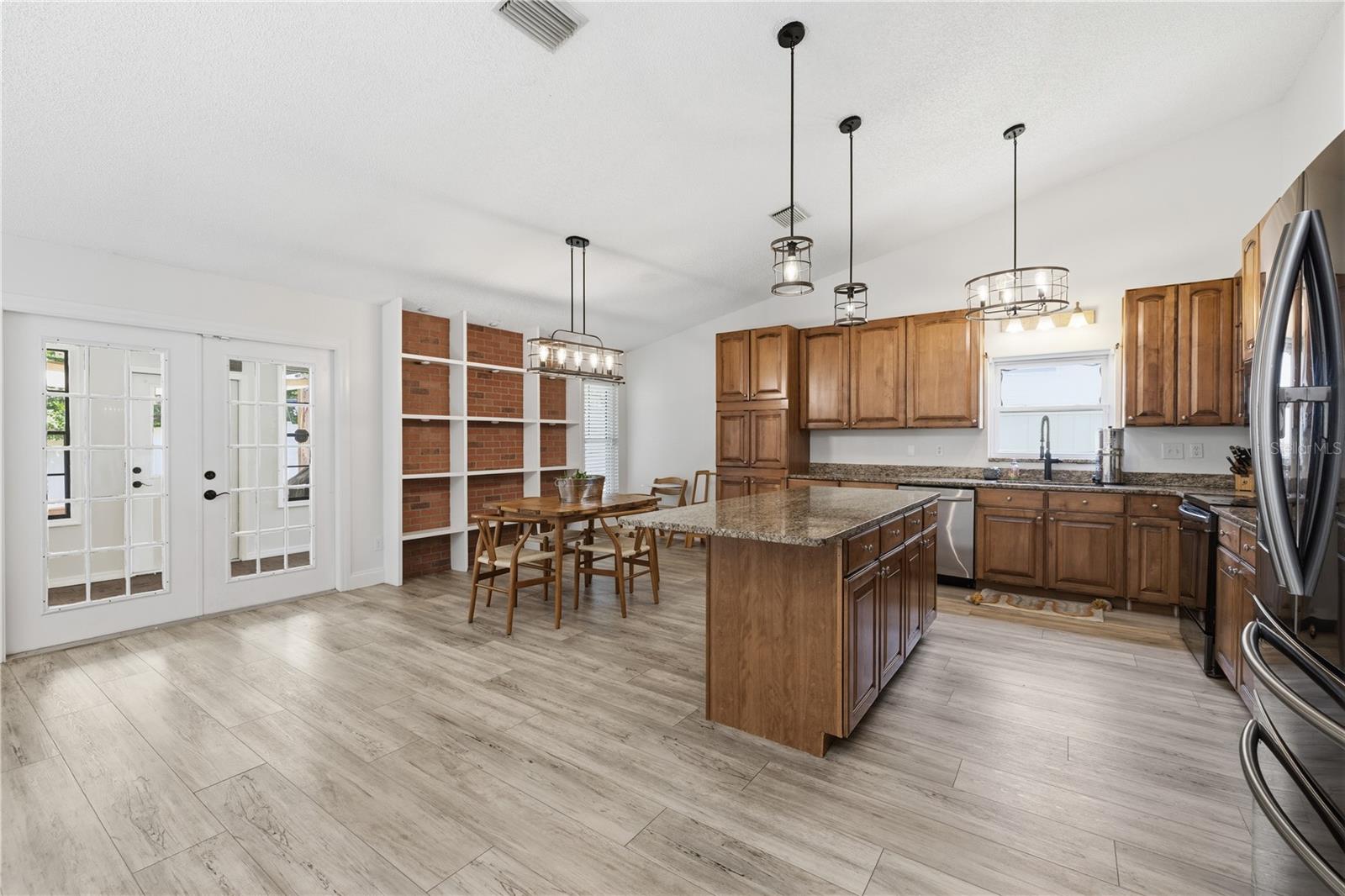 1570 CLUB DR — photo 5